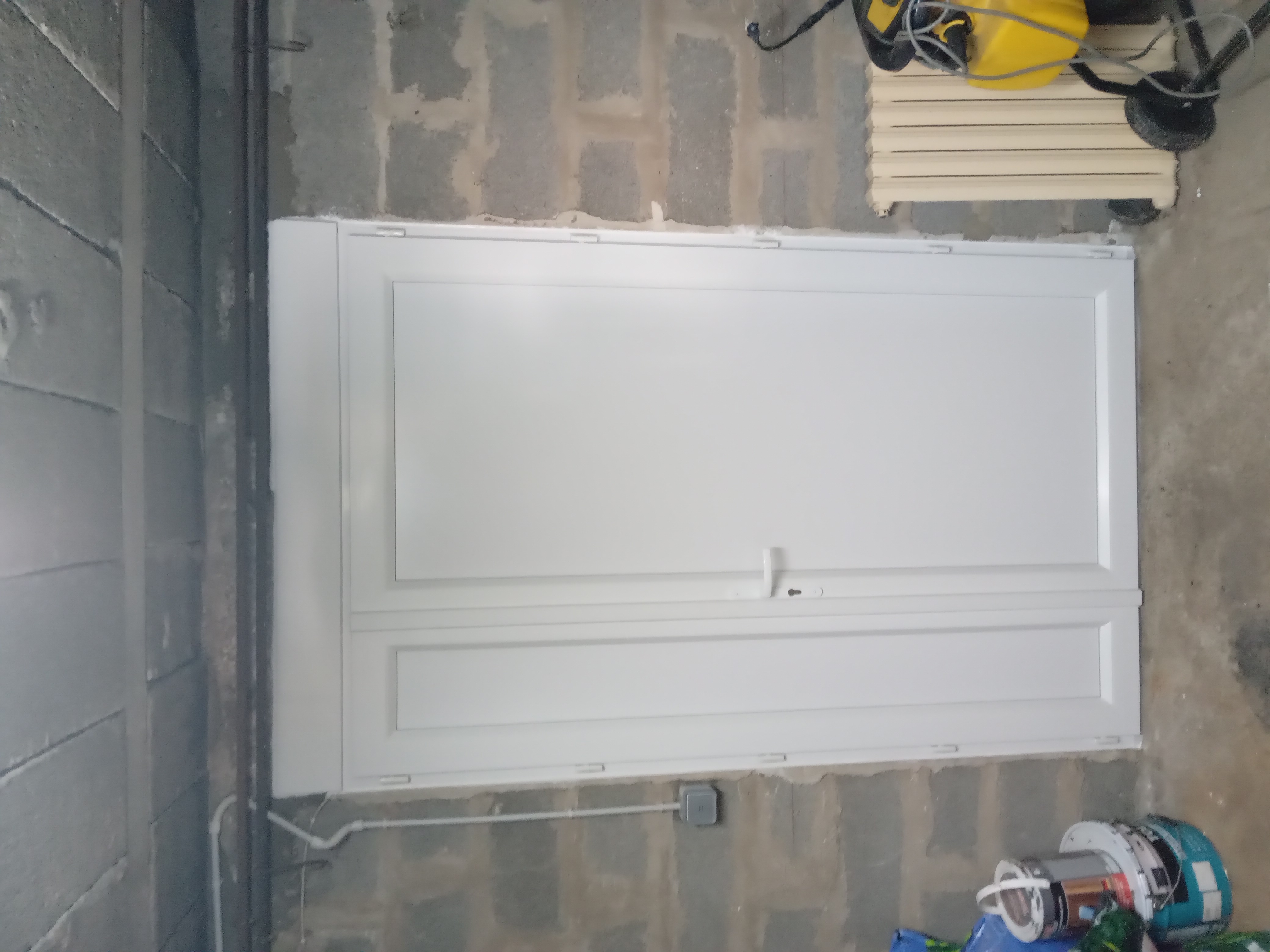 Porte de garage sectionnelle et porte de service sur la commune de Pérols