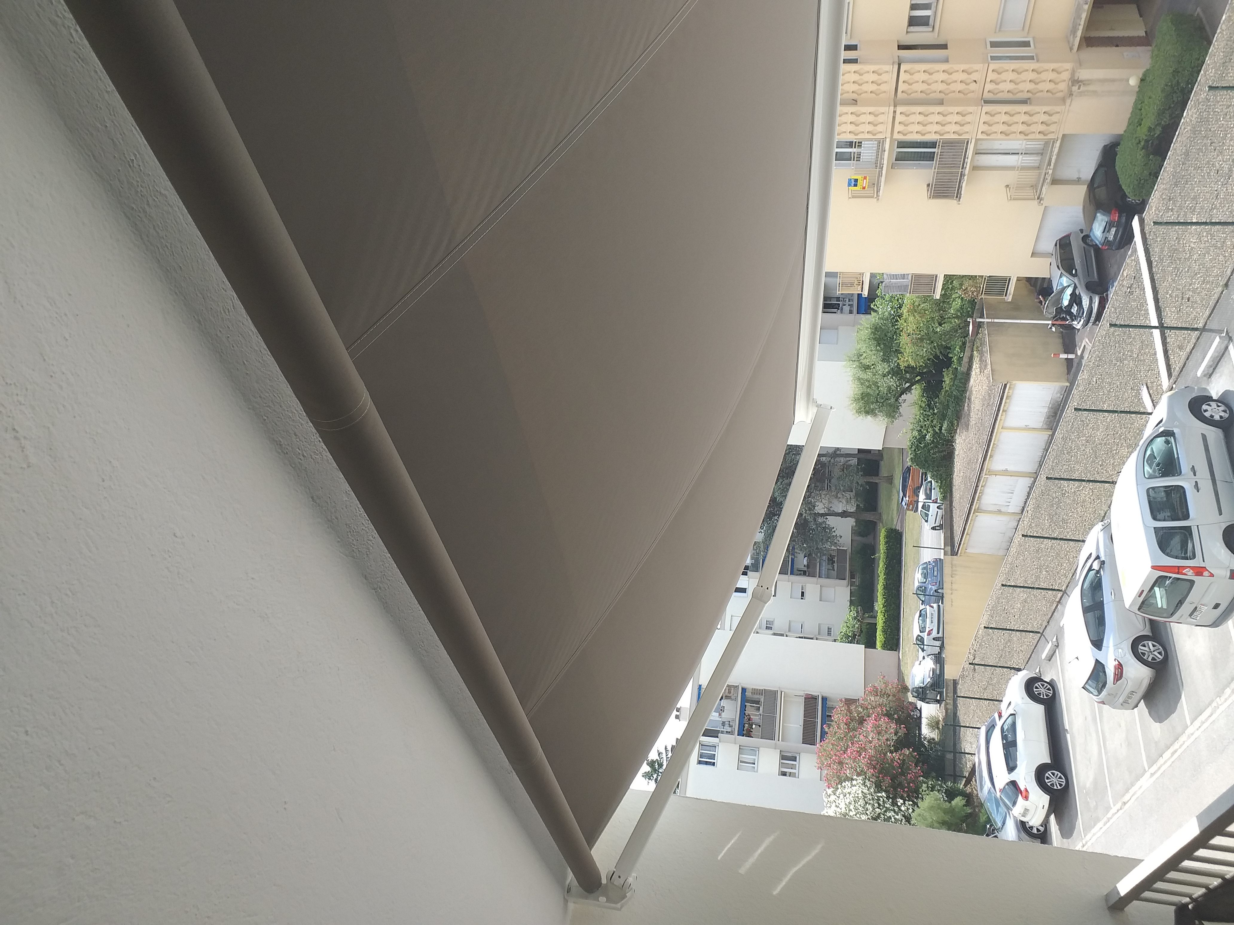 un store en accord avec la couleur de la façade