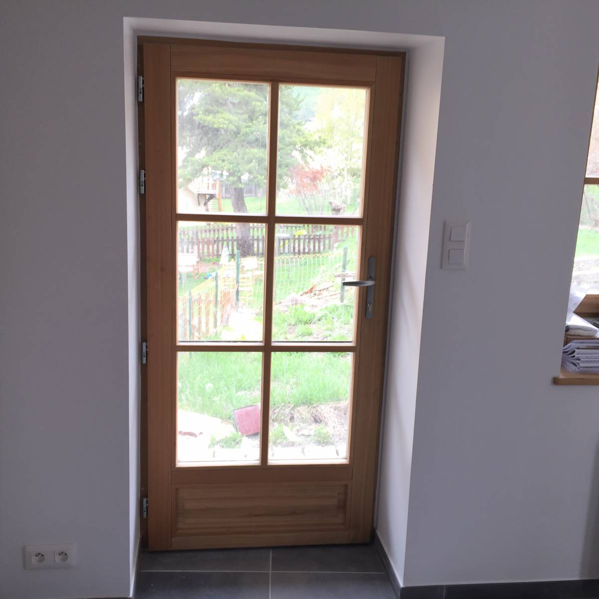 Porte d'entrée bois avec soubassement et petits bois