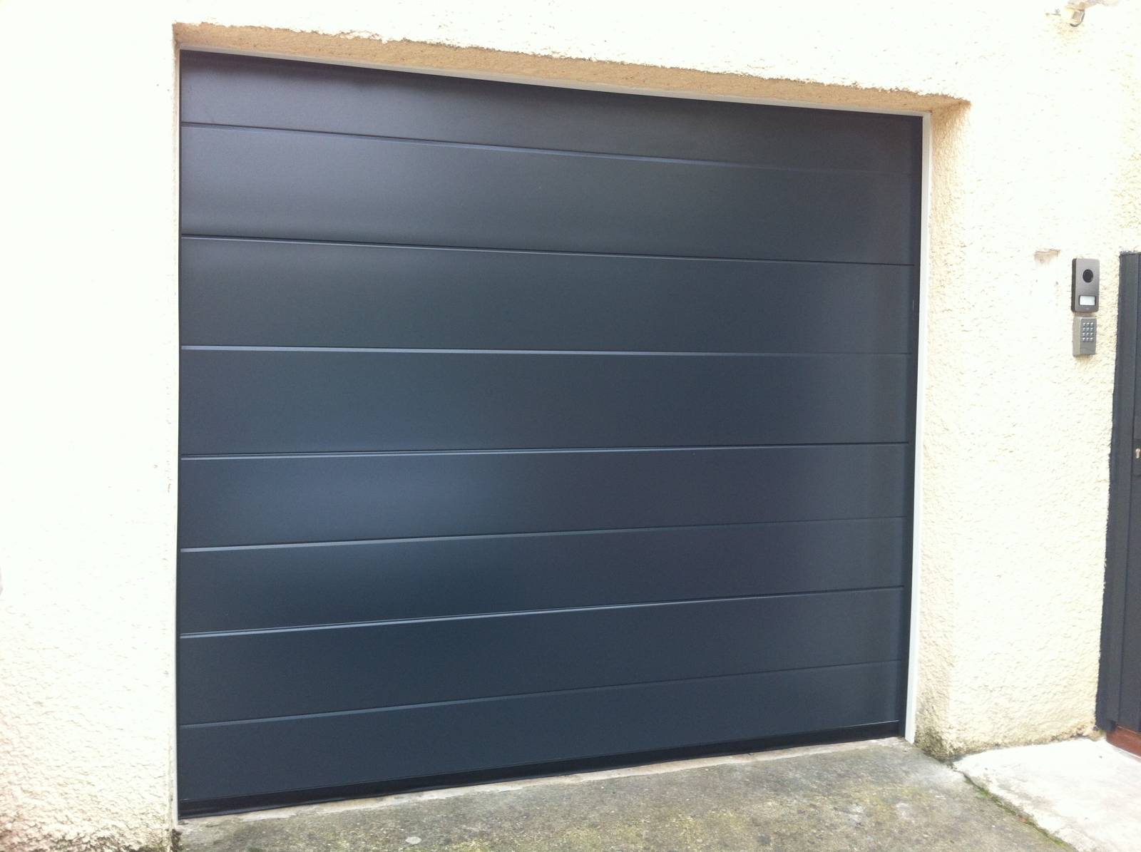 La porte de garage sectionnelle à refoulement sous plafond, est une innovation appréciée de nos clients. Robuste, élégante et ultra silencieuse, la porte de garage sectionnelle emporte les suffrages!