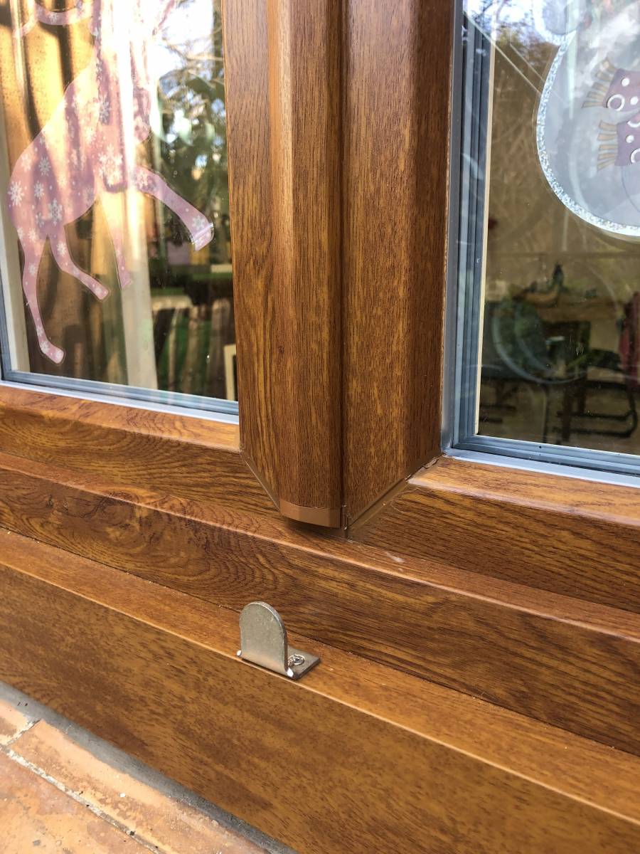 Détail extérieur fenêtres PVC rénovation chêne doré à Castelnau le lez proche de Montpellier