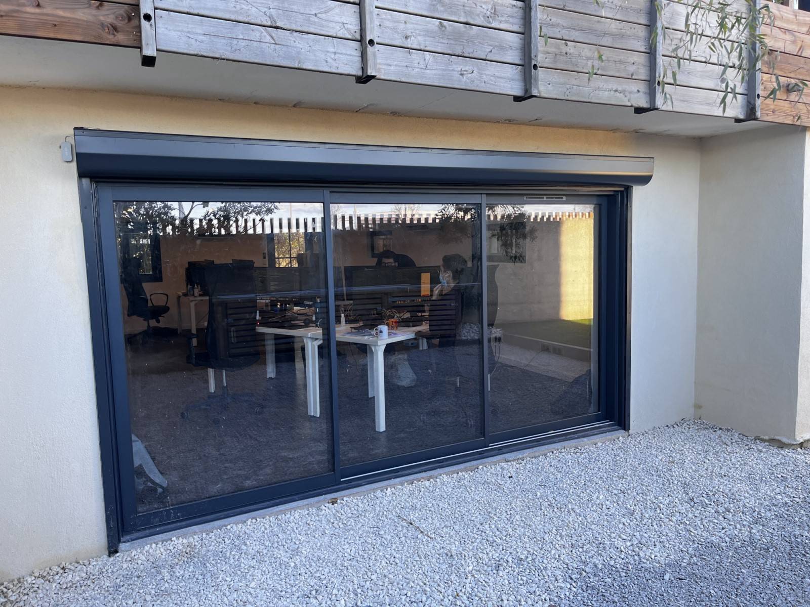 Baie coulissante aluminium sur mesure Anthracite et son Volet roulant éclectique sur mesure à Pérols proche de Montpellier