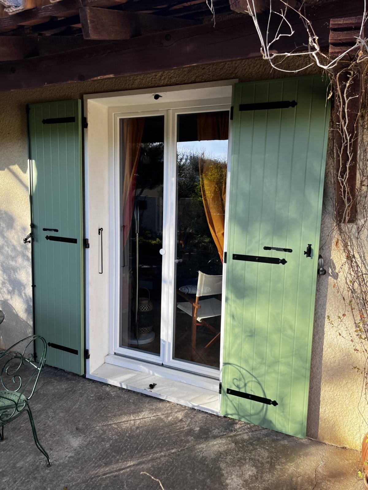 Volets battants aluminium isolé sur mesure en rénovation à Montpellier