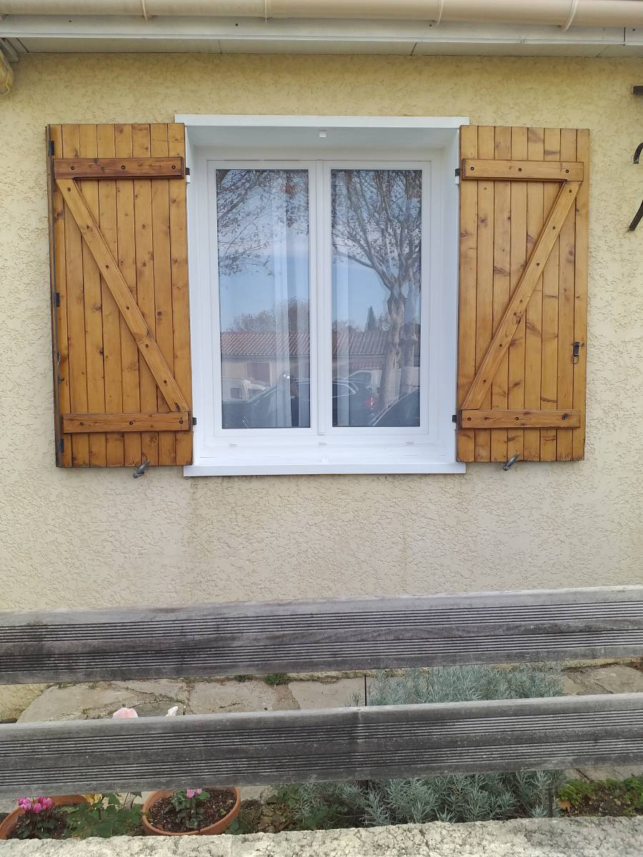 ouvrant à la française deux vantaux double vitrage sur Jacou