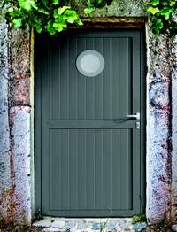 Porte de service harmonisée à la porte de garage