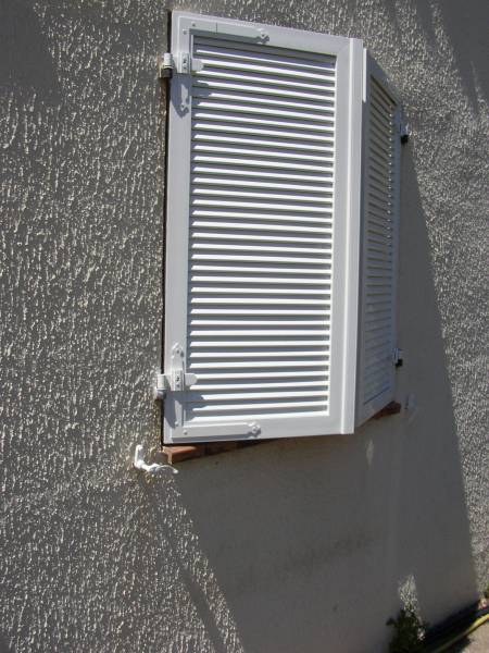 Installation de volets battants PVC persiennés à lames jointives à Montferrier sur Lez