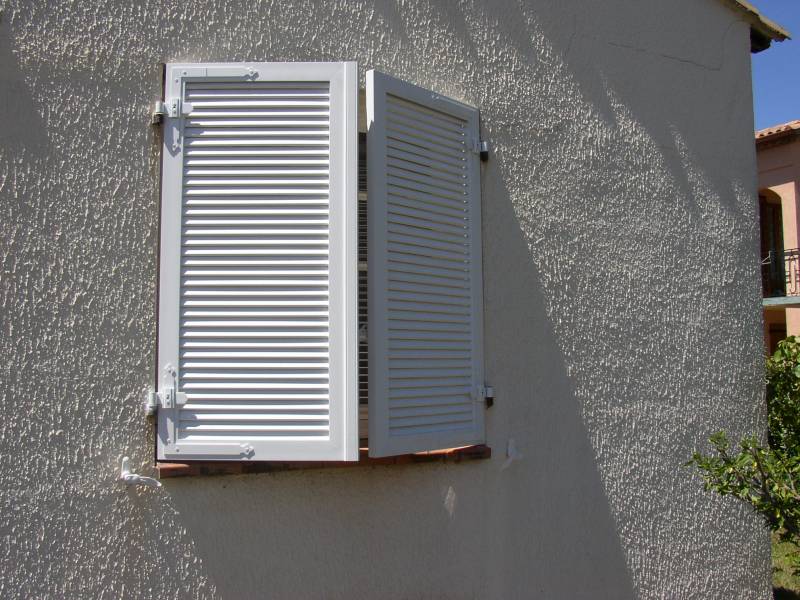 Installation de volets battants PVC persiennés à lames jointives à Montferrier sur Lez