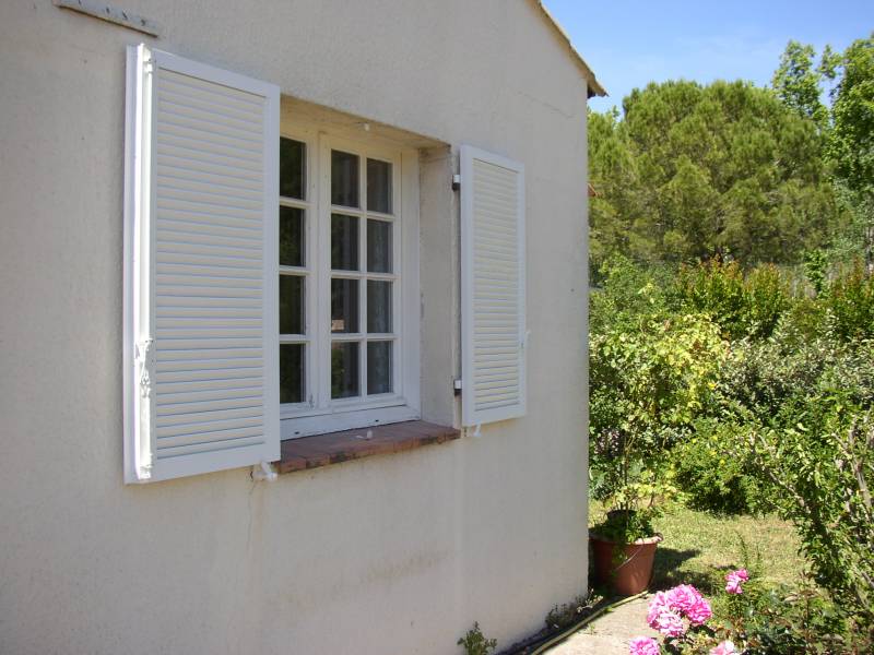 Installation de volets battants PVC persiennés à lames jointives à Montferrier sur Lez