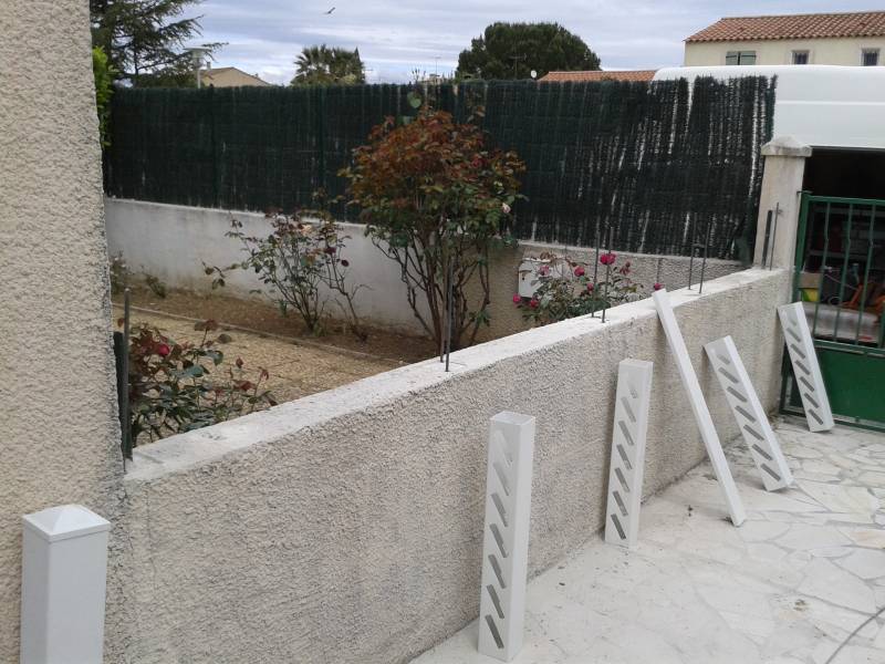 Début du chantier de pose d'une cloture en pvc sur muret à Baillargues