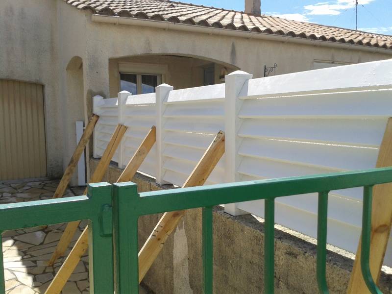 Clôture étayée en cours de pose