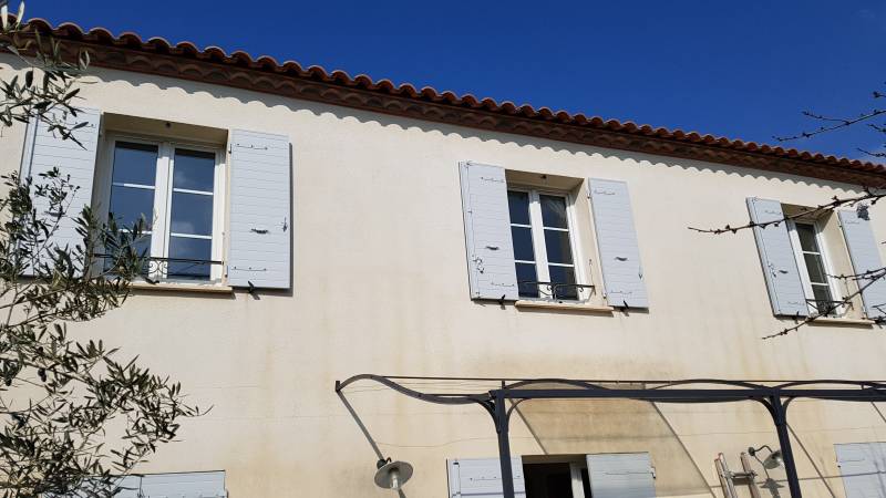 Volets battants blancs isolés à Gignac