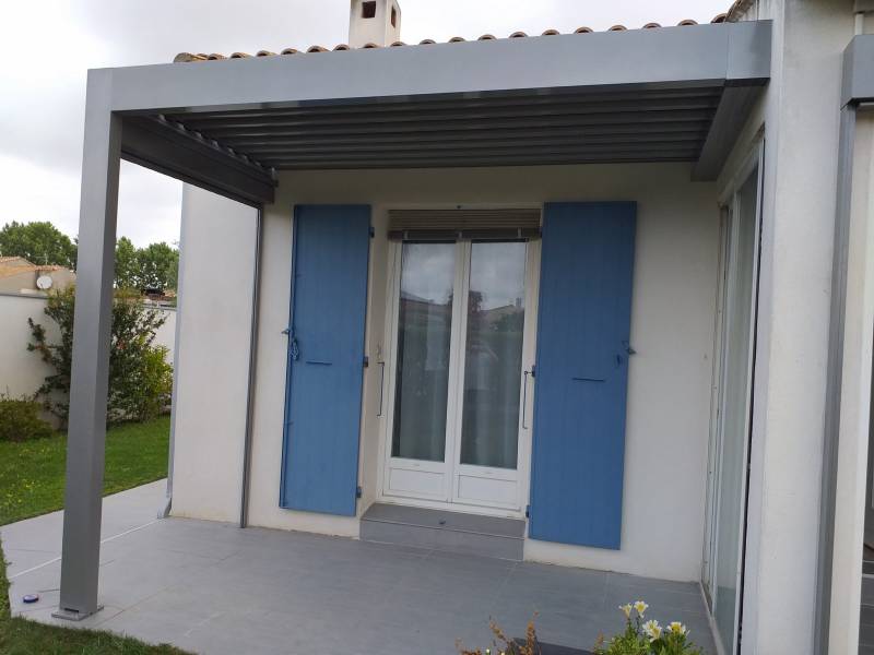 Pergola en aluminium sur mesure RAL 9007  IZI à St Nazaire de Pézan