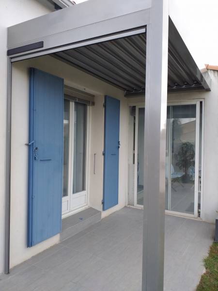 Pergola en aluminium sur mesure RAL 9007  IZI avec store ZIP solaire