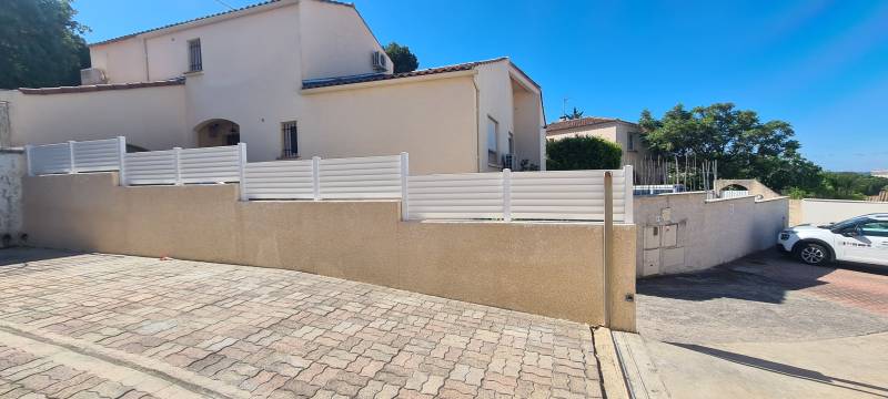 après: la clôture PVC blanche