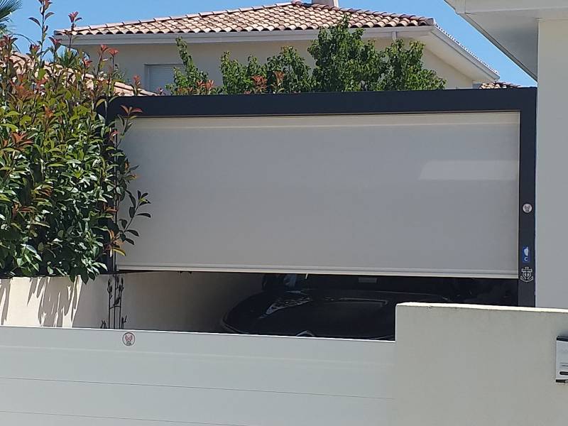 Fermeture d'un carport pour une voiture toujours fraiche