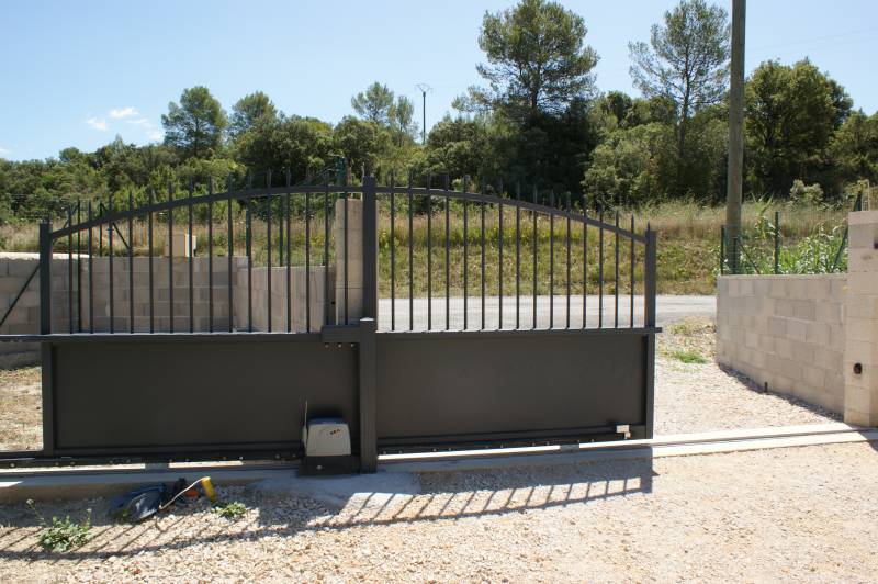 Pose d'un portail aluminium tradition près de Montpellier