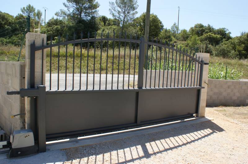 Pose d'un portail coulissant motorisé sur mesure aux Matelles