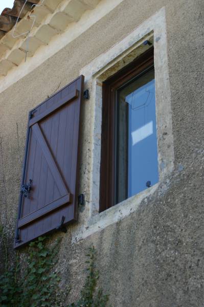 Fenêtre 1 vantail acajou et son volet battant pvc sur Notre Dame de Londres