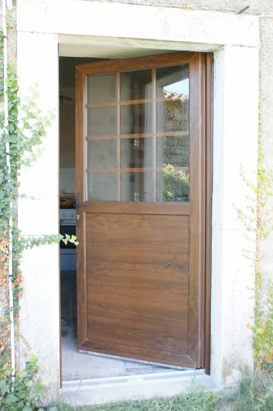 Porte type fermière en PVC acajou petit bois intégré au vitrage, serrure et seuil PMR sur Notre Dame de Londres