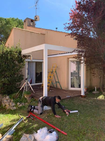 Pose de la pergola IZI sur terrasse bois