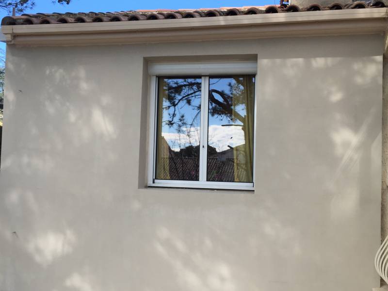 Installation de fenêtres en aluminium K-Line en rénovation totale à Vendargues