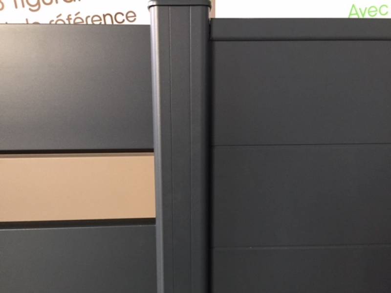 Détail poteau de jonction clôture Briz