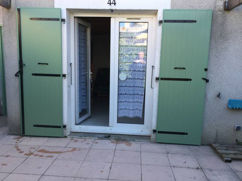 Volet aluminium isolé vert Ral 6021 avec crémone à clé