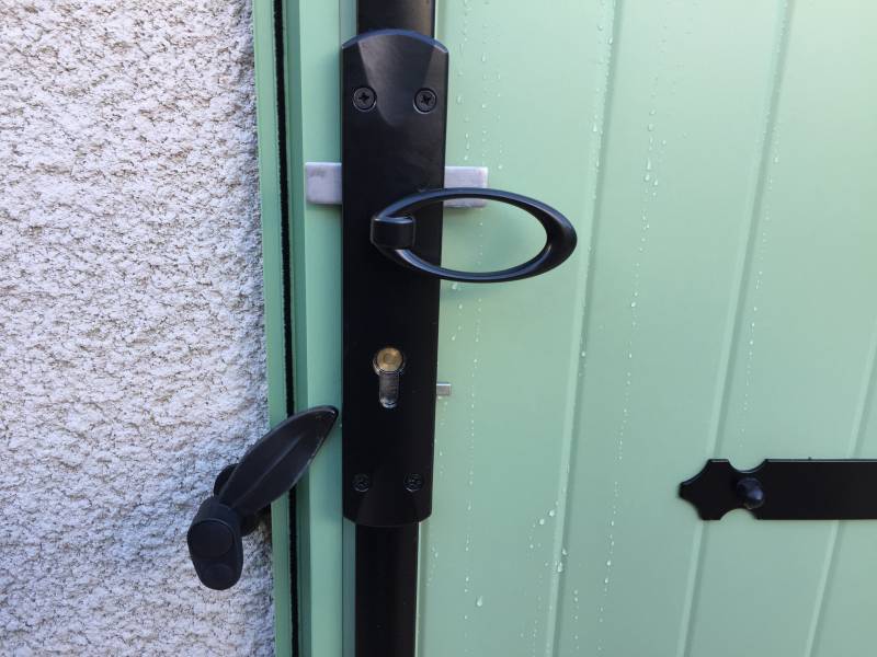 Détail de la crémone à clé coté intérieur