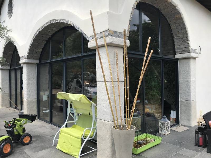 Installation de grande baie vitrée coulissante aluminium à Claret