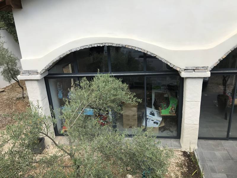 Installation de grande baie vitrée coulissante aluminium à Claret