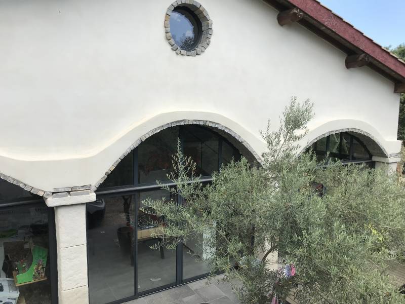 Baie coulissante alu avec imposte et œil de bœuf