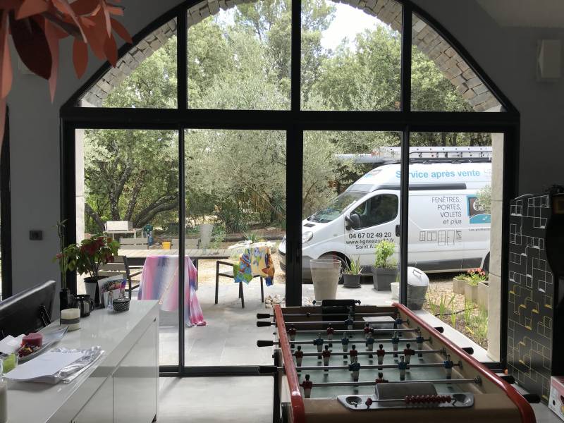 Vue intérieure de grande baie coulissante avec imposte