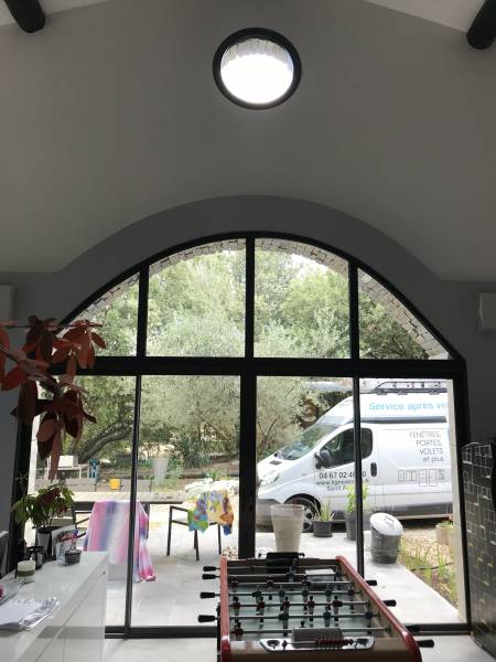 Vue intérieure de grande baie coulissante avec imposte