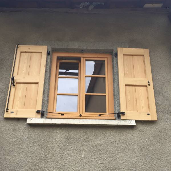 Volets battants bois dans la tradition menuisée