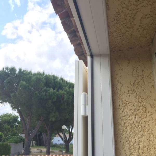 Détail dormant d'un volet battant aluminium à précadre dormant sur mesure fenêtre à Saint-Just