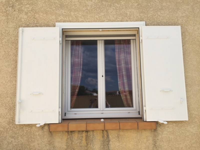 Volet battant aluminium à précadre dormant sur mesure fenêtre à Saint-Just