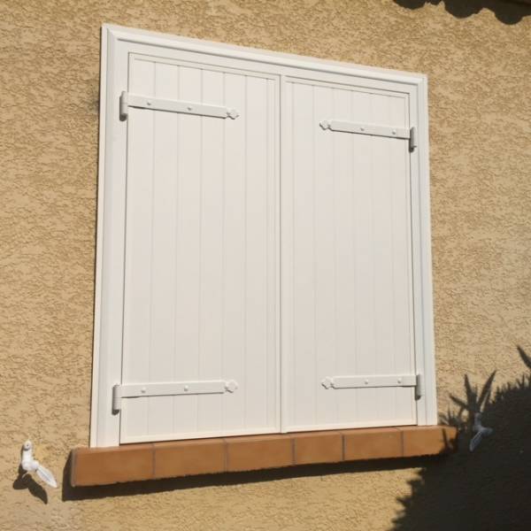 Volet battant aluminium à précadre dormant sur mesure fenêtre à Saint-Just