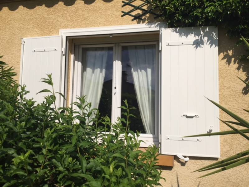 Volet battant aluminium à précadre dormant sur mesure fenêtre à Saint-Just