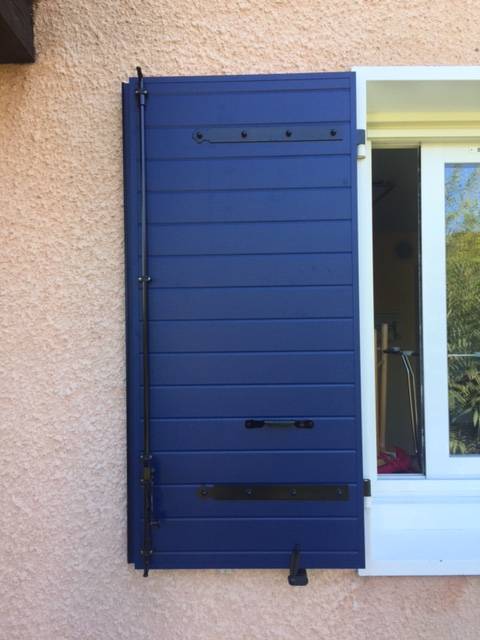 Volet battant isolé bleu à Gignac