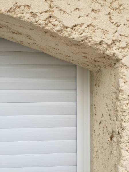 Détail angle  d'une baie coulissante aluminium et bloc baie à Castries