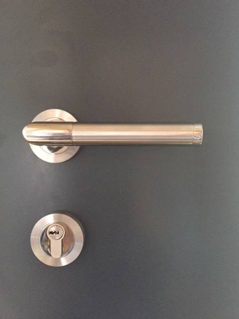 Poignée BS1 d'une porte d'entrée aluminium sur mesure à Candillargues