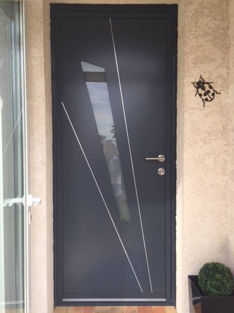 Pose en rénovation d'une porte d'entrée aluminium sur mesure à Candillargues