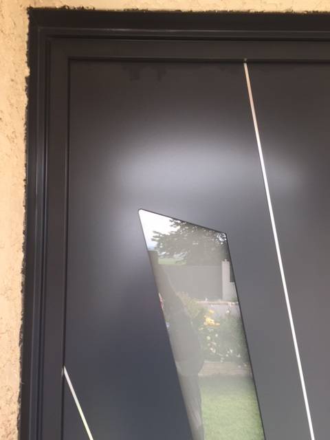 Pose en rénovation d'une porte d'entrée aluminium sur mesure à Candillargues