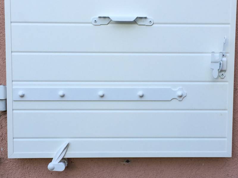 Détail rainurage horizontal sur volet battant aluminium isolé à Mauguio
