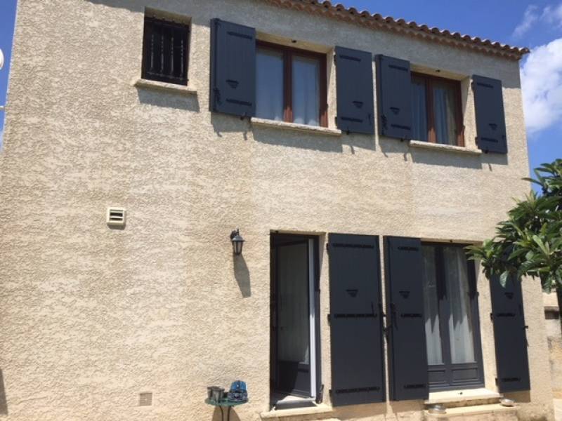 Installation de volets battants aluminium isolé à frise verticale à Clapiers