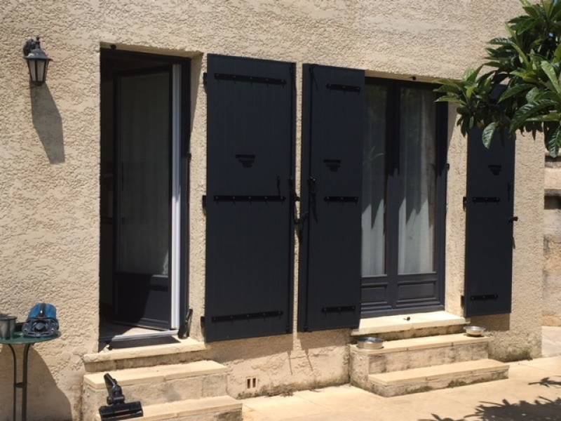 Installation de volets battants aluminium isolé à frise verticale à Clapiers