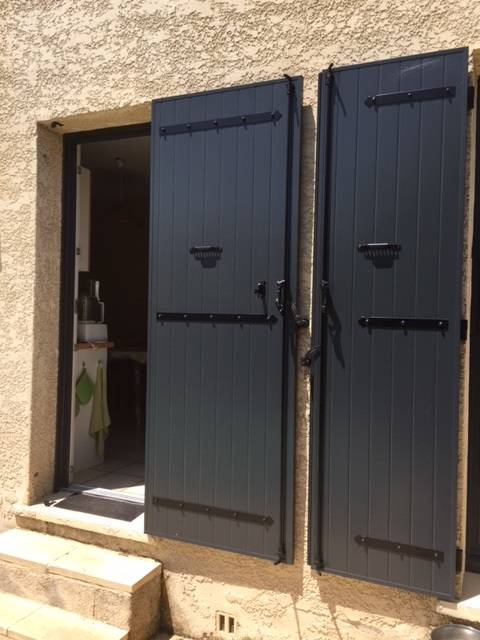 Installation de volets battants aluminium isolé à frise verticale à Clapiers