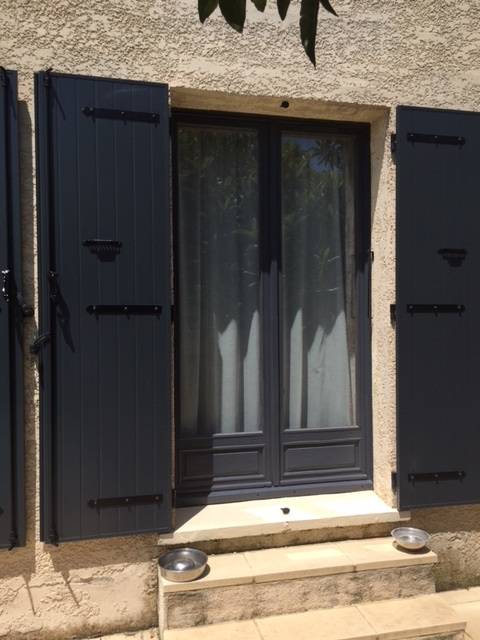 Installation de volets battants aluminium isolé à frise verticale à Clapiers