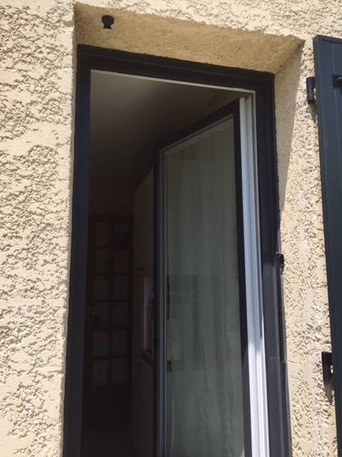 Installation de volets battants aluminium isolé à frise verticale à Clapiers