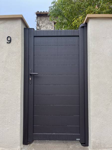 Portillon Anae de Cadiou Kostum vu de l'extérieur de la propriété